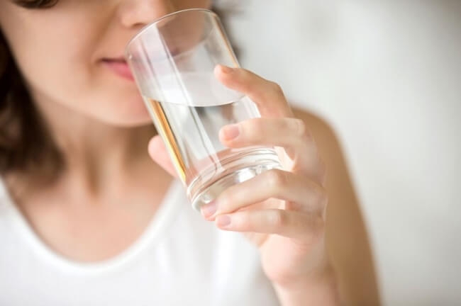 Uống nhiều nước giúp loại bỏ acid uric ra khỏi cơ thể