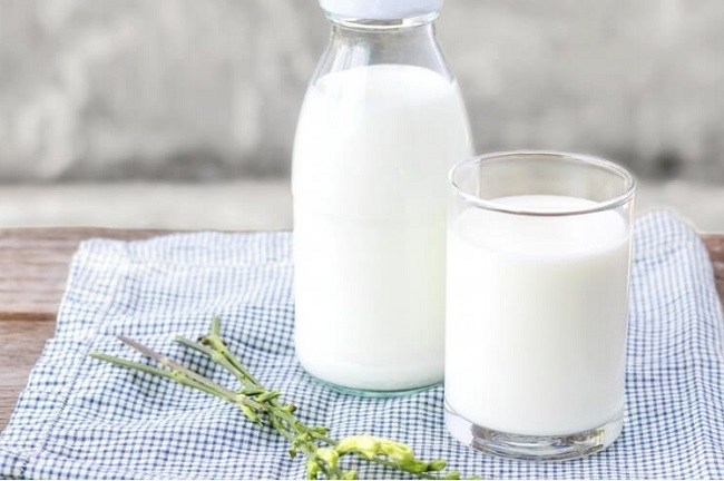 Sữa cũng là một loại thực phẩm mà bệnh nhân viêm khớp dạng thấp cần hạn chế