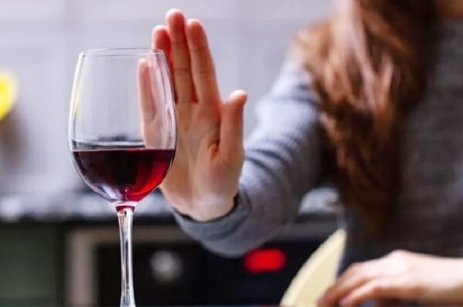 Người bị bệnh gout không nên uống bất kỳ loại đồ uống nào có cồn, kể cả rượu vang