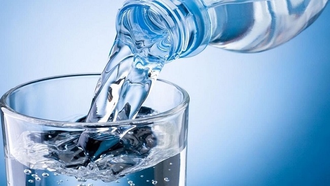 Trong quá trình cai rượu bạn nên uống nhiều nước lọc hơn
