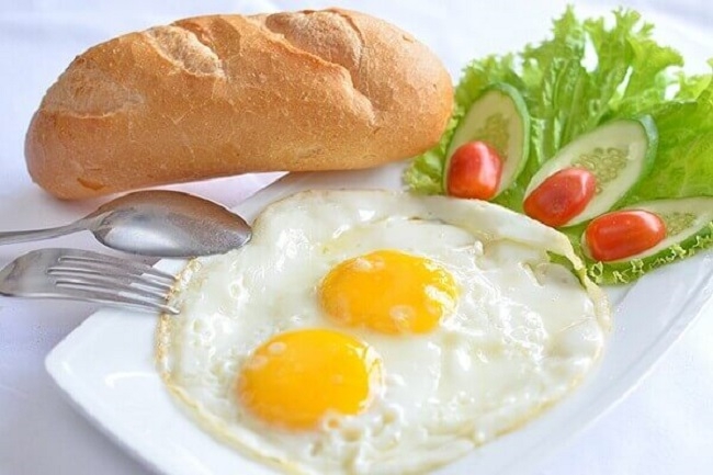 Bánh mì trứng ốp la là món ăn cung cấp protein và carbohydrate cho người bị gout
