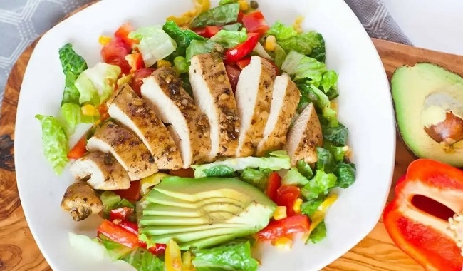 Salad thịt gà sẽ là món ăn giúp bạn ăn được nhiều rau xanh hơn