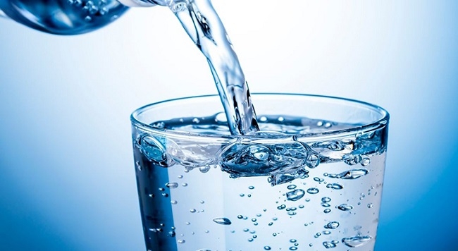 Uống đủ nước giúp đẩy nhanh quá trình đào thải acid uric
