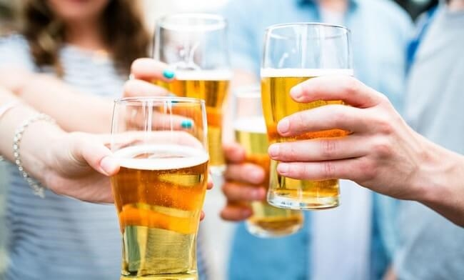 Những người lạm dụng rượu bia có nguy cơ mắc Gút cao gấp 1.5 lần người khác