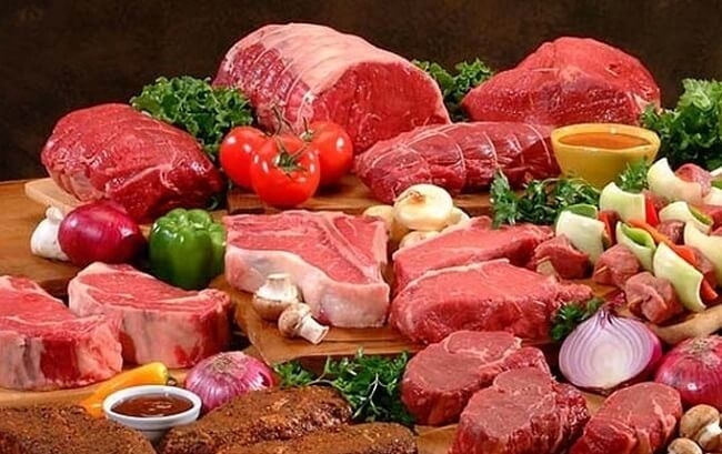 Các loại thịt đỏ như thịt bò, thịt dê, thịt cừu, thịt lợn,... là thủ phạm gây tăng acid uric máu